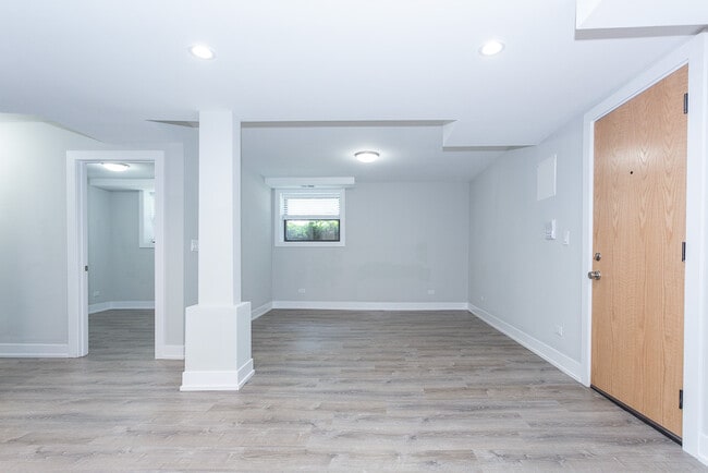 Building Photo - 923 Crain St