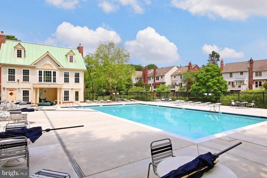 Building Photo - 1100 Quaker Hill Dr