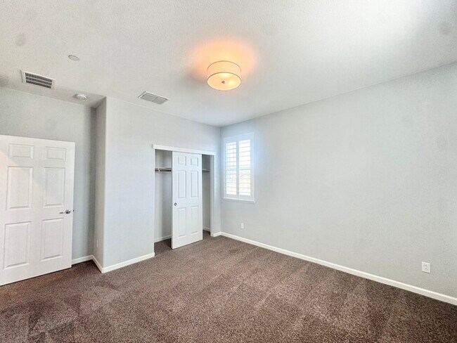 Building Photo - Stunning 5BR Home with Pool, Loft & 3-Car Garage!