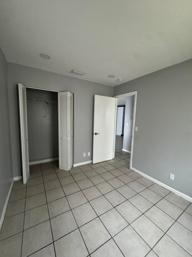 Building Photo - 518 Avenue I