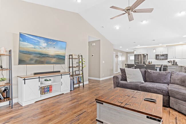 Building Photo - 898 Brentwood Cir