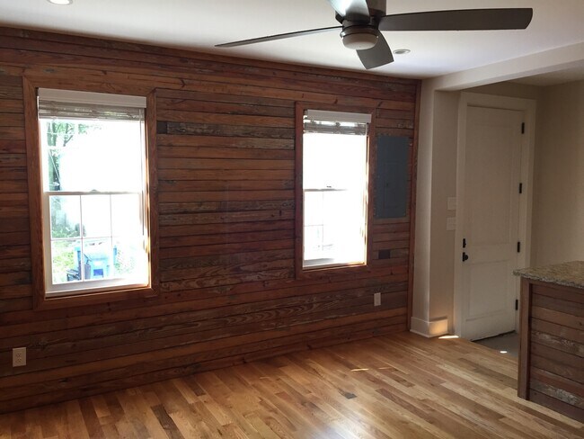 Building Photo - 2 Bedroom 1.5 Bath Apartment in Cannonborough - Downtown