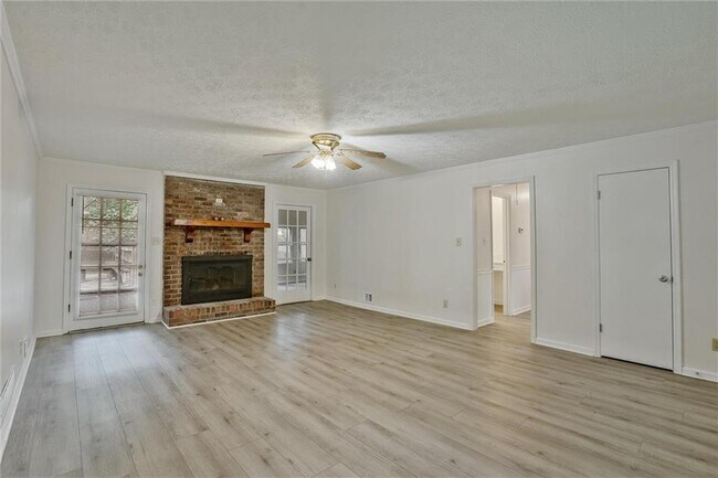 Building Photo - 2041 Collinswood Dr