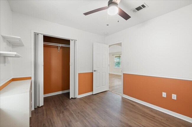 Building Photo - AVAILABLE 9/19!! 3bed/2bath with flex spac...