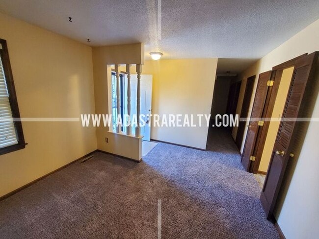 Building Photo - Very Nice Home in South KCMO-Available NOW!!