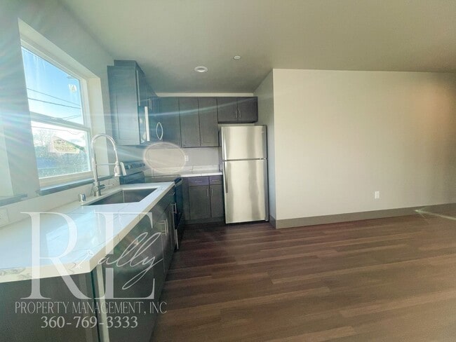 Building Photo - Fully Renovated Upper Unit with Modern Finishes & A/C