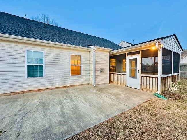 Building Photo - Spacious 3BD/2BA Home in Oak Park | Screened Porch | Large Backyard | 2-Car Garage