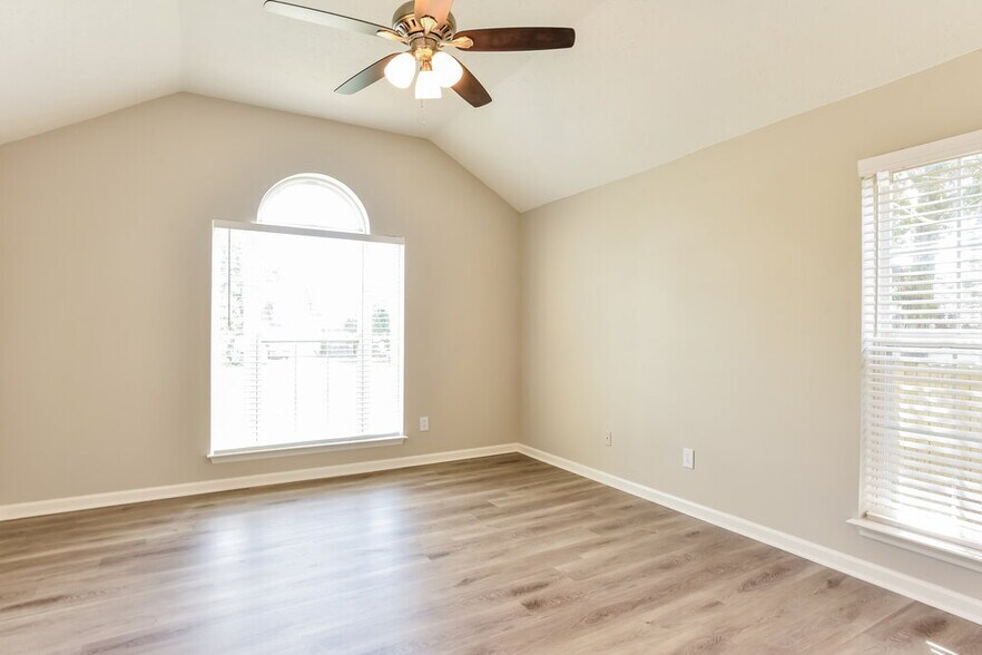 Building Photo - 416 Lake Forest Dr