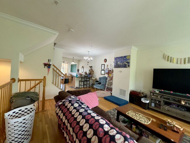 Building Photo - Modern 3-Bedroom Townhome with Stylish Fea...