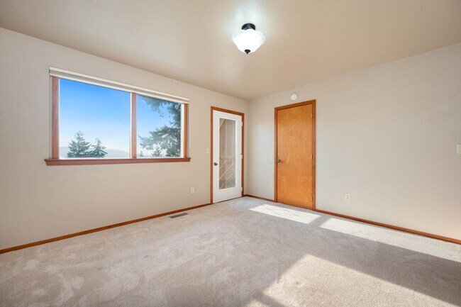 Building Photo - Beautiful home with views and in a gated c...