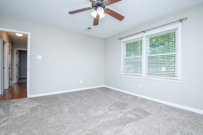 Building Photo - Knoxville 37922 - 3 bedroom, 2 bath with fenced-in yard - Call Susan Niedergeses (865) 300-4722