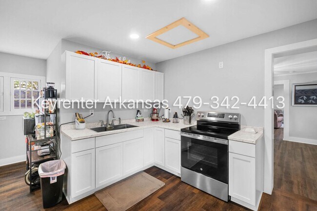 Building Photo - Charming 1 Bedroom Cottage-Style Home with Spacious Yard