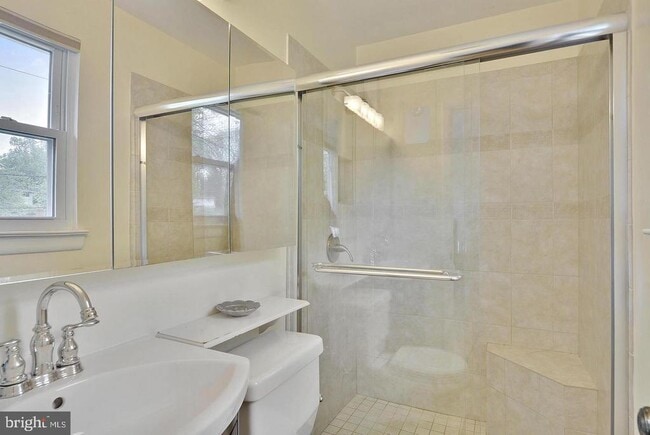Building Photo - 717 Hillsboro Dr