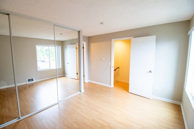 Building Photo - 2Bd/2Ba Seattle Condo