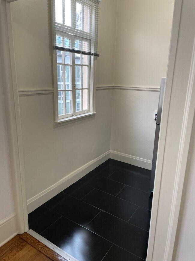 Building Photo - Brand new Studio near Downtown