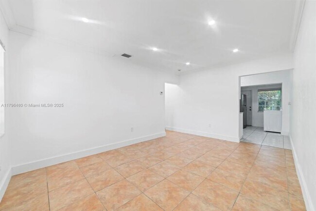 Building Photo - 2 bedroom in Miami FL 33150