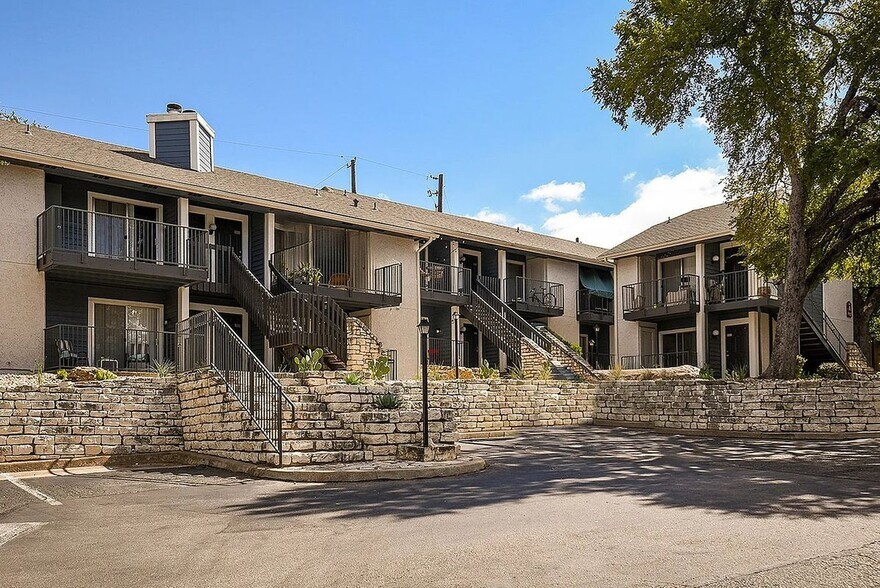 Building Photo - 2121 Dickson Dr