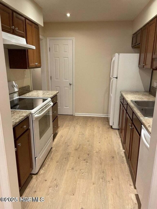 Building Photo - 904 Persimmon Pl