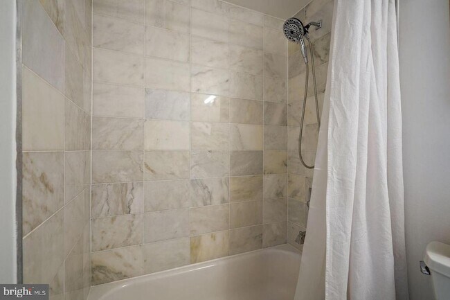 Building Photo - 1211 G St SE