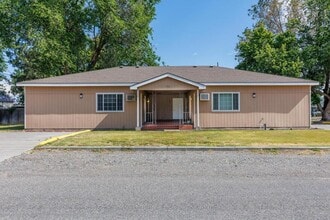 Building Photo - 920 W Entiat Ave