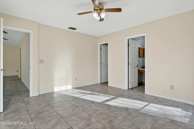 Building Photo - 11170 Wandering Oaks Dr