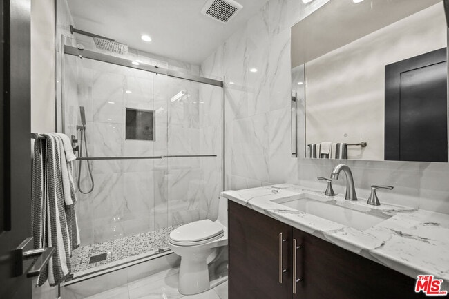 Building Photo - 1045 Kings Rd