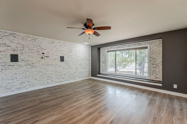 Building Photo - Three bedrooms and POOL in South Scottsdale!