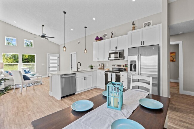 Building Photo - 816 W 9th St