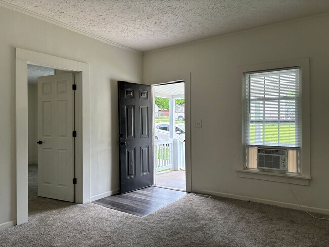 Building Photo - Newly Renovated 2 Bed/ 2 Bath- Great Downt...