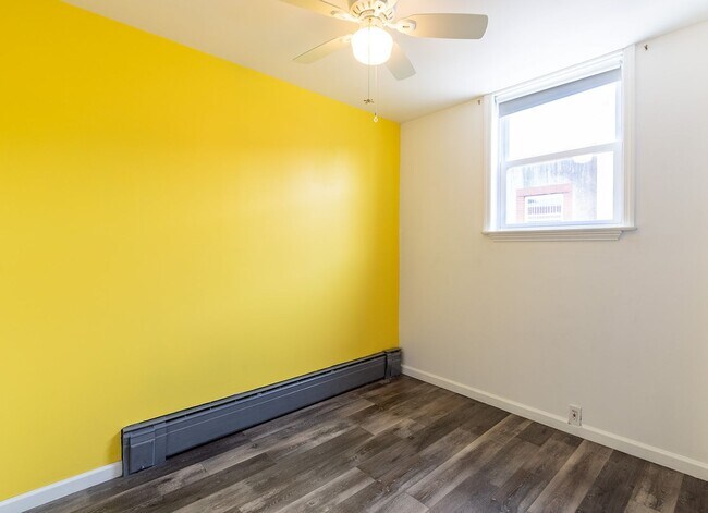 Building Photo - Three Bed Newbold Townhome