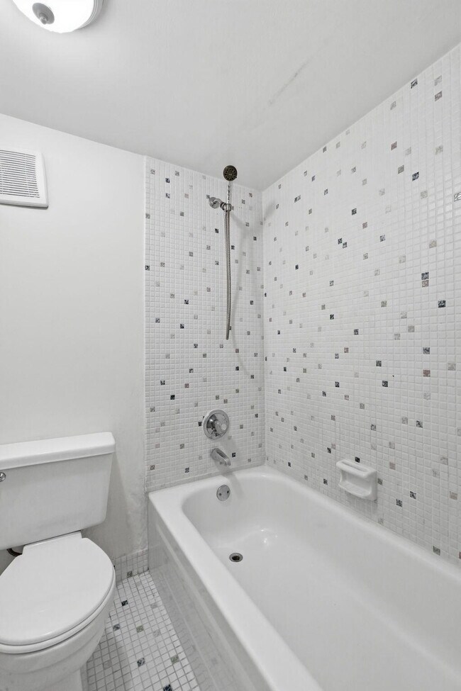Building Photo - 430 Commodore Dr
