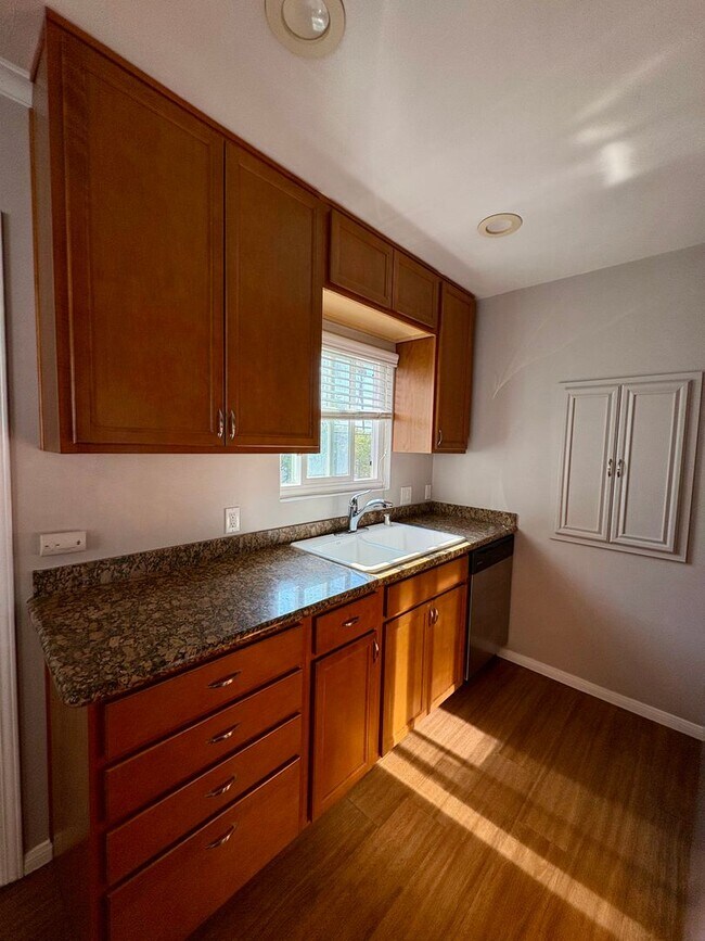 Building Photo - 3 bedroom / 2 bath upstairs unit in the heart of Hillcrest!