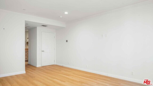 Building Photo - 10724 Wilshire Blvd