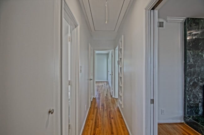 Building Photo - Incredibly Charming & Bright 3BR2BA Home w...