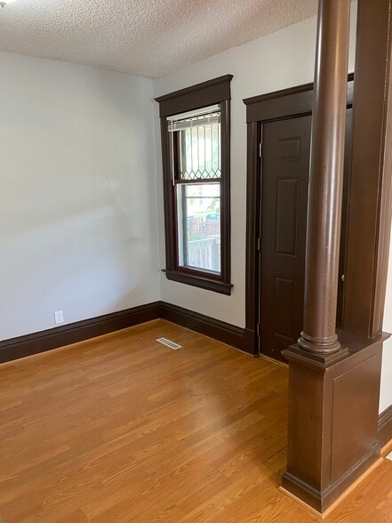 Foyer - 3228 3rd Ave S