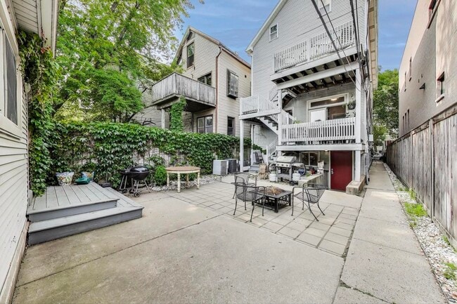Building Photo - 1229 W Wellington Ave