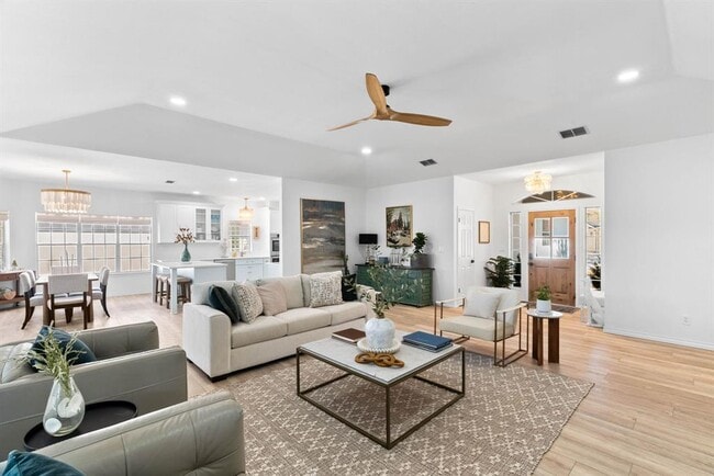 Building Photo - 113 Royal Oaks Dr