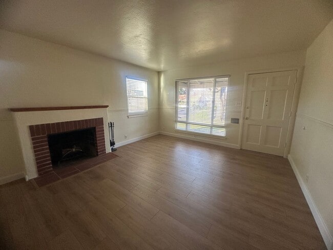 Building Photo - 4767001 /65T