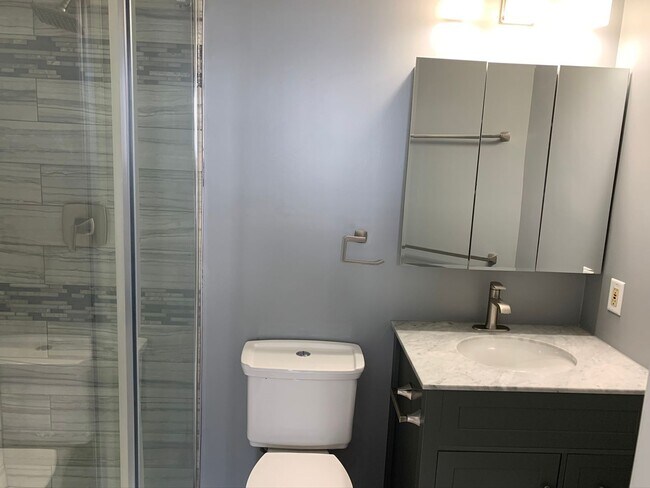Building Photo - Gorgeous 3 BR/2 Full BA & 2 Half BA Waterf...