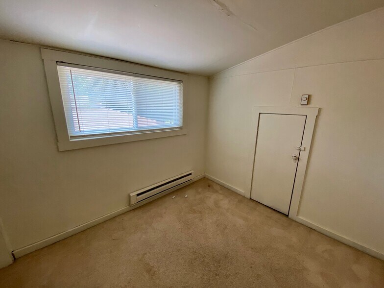 Building Photo - 780 Hillview Ave