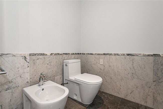 Building Photo - 6101 Aqua Ave