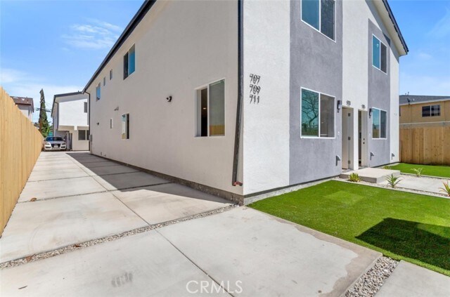 Building Photo - 711 W 80th St