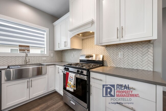Building Photo - MOVE IN SPECIAL - Beautiful Brand New 6 be...