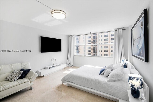 Building Photo - 1149 Hillsboro Mile