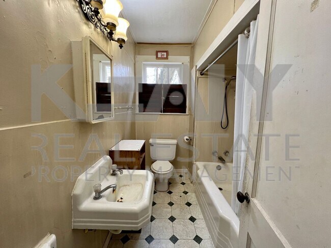 Building Photo - 324 General Mouton Ave