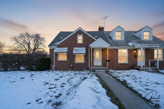 Building Photo - $1350 3 bedrooms