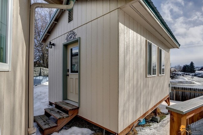 Building Photo - Fully Furnished Three Bedroom Executive Re...
