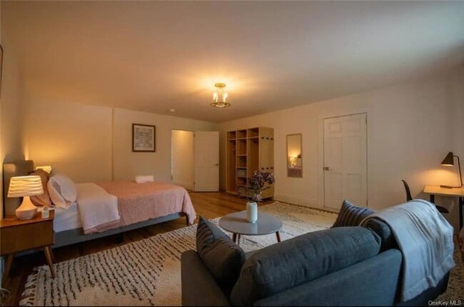 Building Photo - 10 Twin Lakes Rd