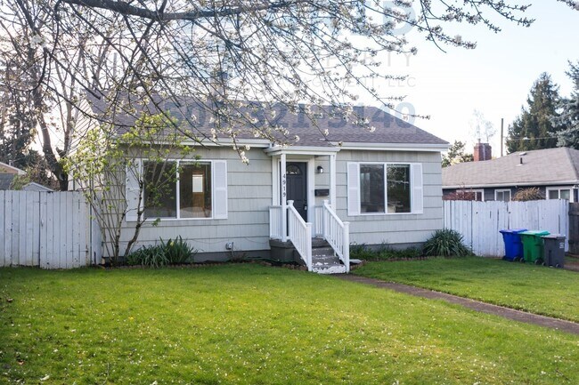 Building Photo - 2 Bedroom Bungalow in Northeast Portland - Huge Backyard!