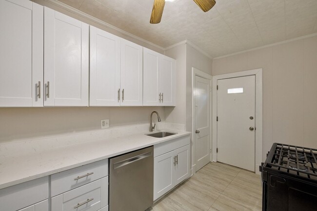 Building Photo - Great 4 Bedroom in 16th st Heights